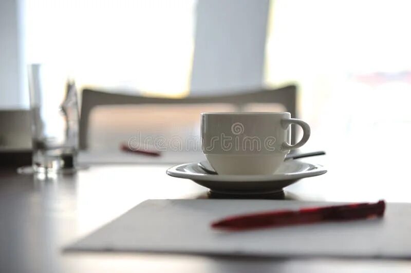 The cups are on the table. Офисный стол чашка. кофе в офисе на рабочем столе фото. фото стола в офисе с чашечкой кофе с компьютером. cup on the table.