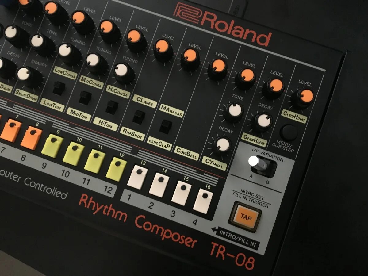 Драм машина roland 808. 808 drum machine. Драм машина roland tr-808. Roland tr-808. Roland dj-808.