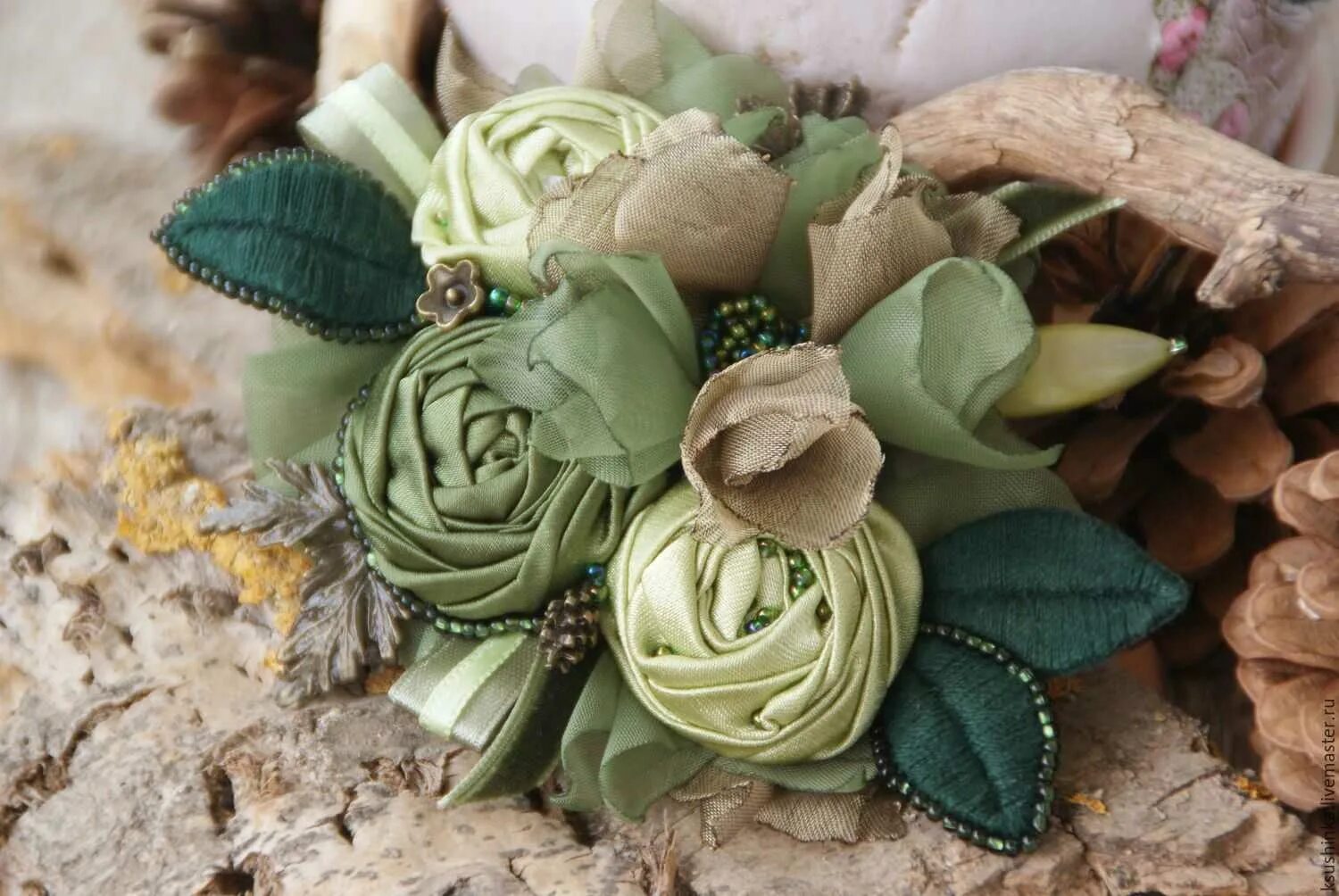 Техники цветов из ткани. Броши из ткани. Тканевые цветы. Цветы из ткани. Украшения из текстиля.