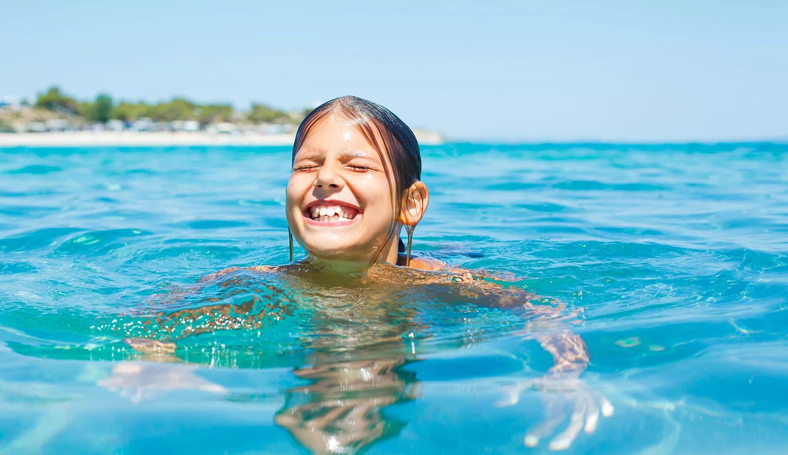 Плавание девушки. Плавание в открытом море. Картинка плавать в море. Свим (the swim). Колибри ныряет в воду.