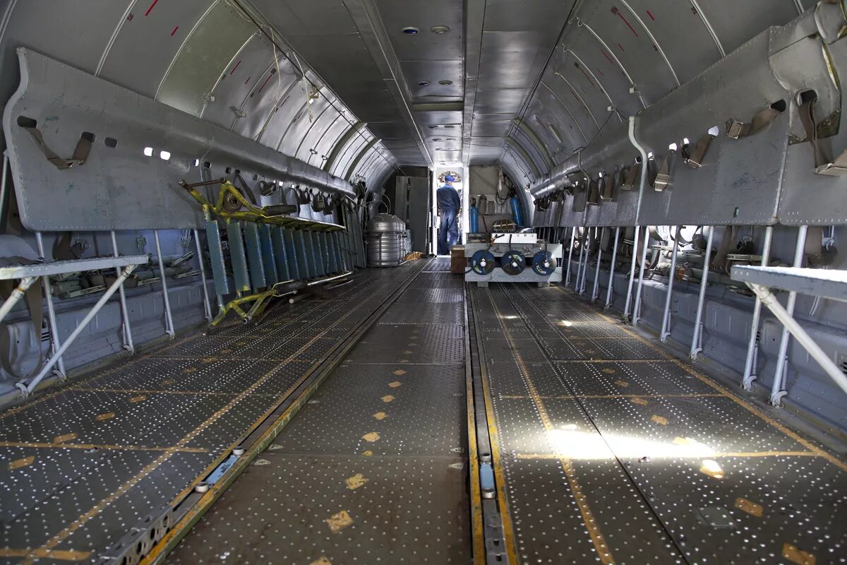 Багажно грузовой отсек. Ан-26 грузовой отсек. грузовая кабина ил-76. ил-76 грузовой отсек. ан 124 грузовой отсек.