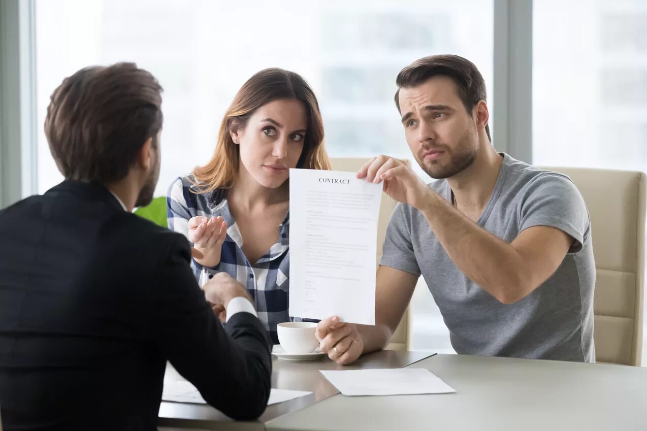 Ask questions to get more information. Недовольный клиент в здании. Продавец квартиры. Семейная ипотека. Дедлайн в офисе.
