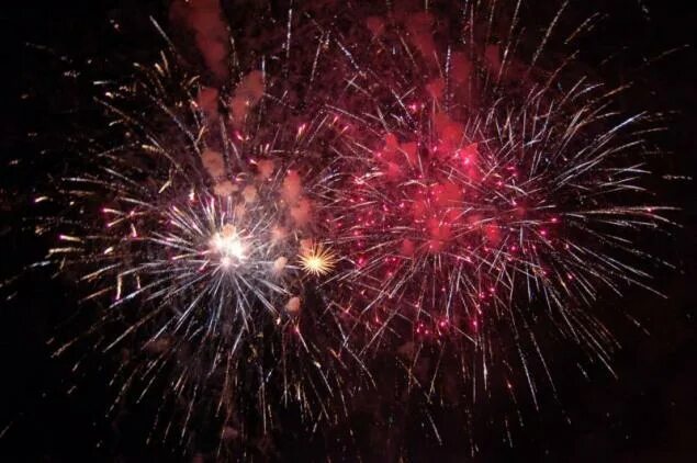 Рисование "праздничный салют" (набрызг). Салют прайд. Как сбросить салют. День города екатеринбург салют. Салют для видеомонтажа.