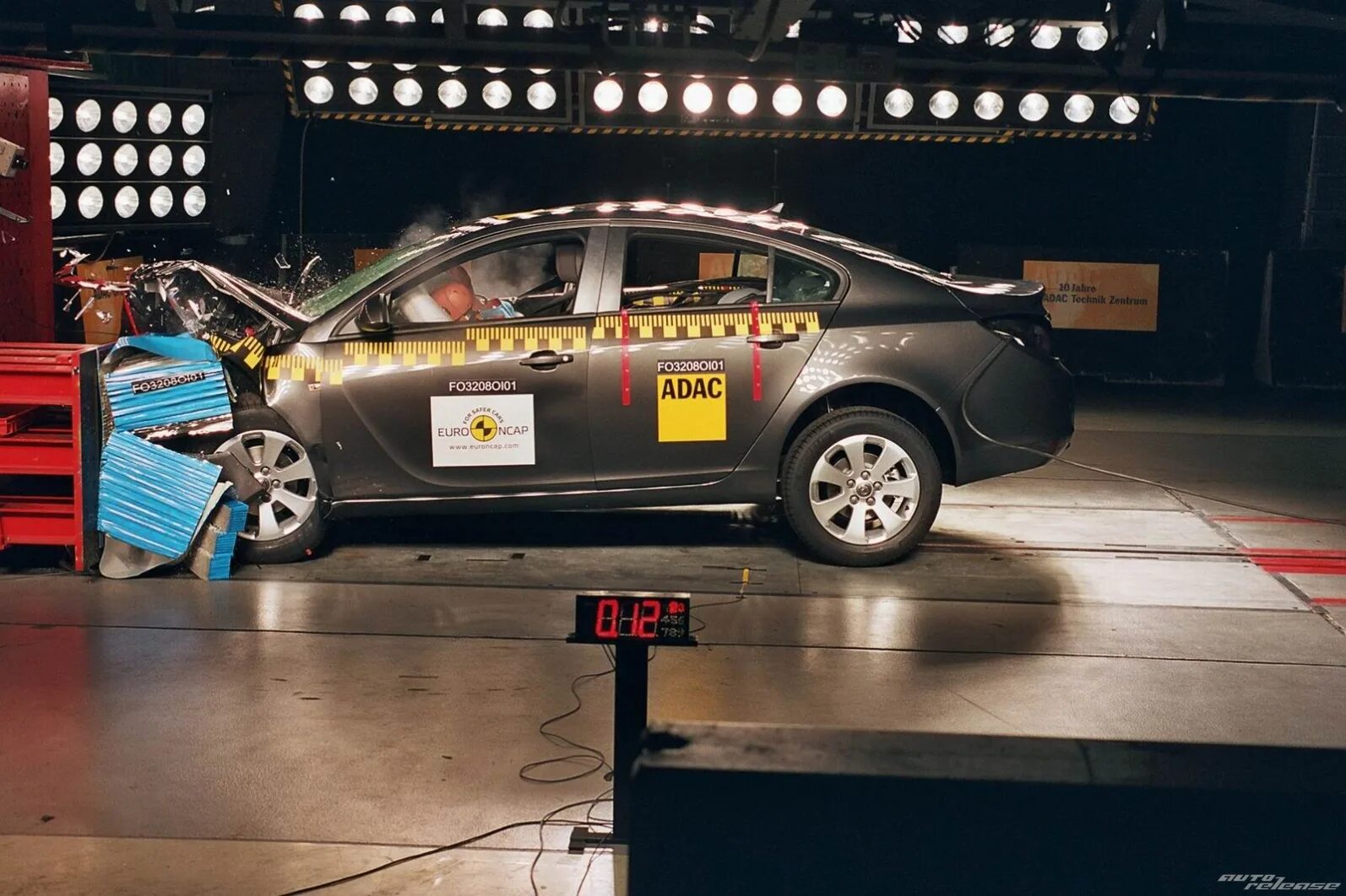 Opel Insignia краш тест. Краш тест авто. Краштест автомобиль. Манекен для краш тестов.