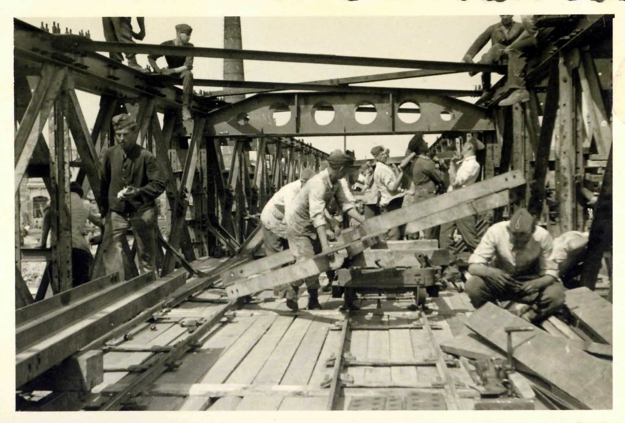 Военные мостостроители. Ремонтно восстановительные работы. Железнодорожный мост оккупация. Восстановление железных дорог после войны. Восстановление промышленности ссср