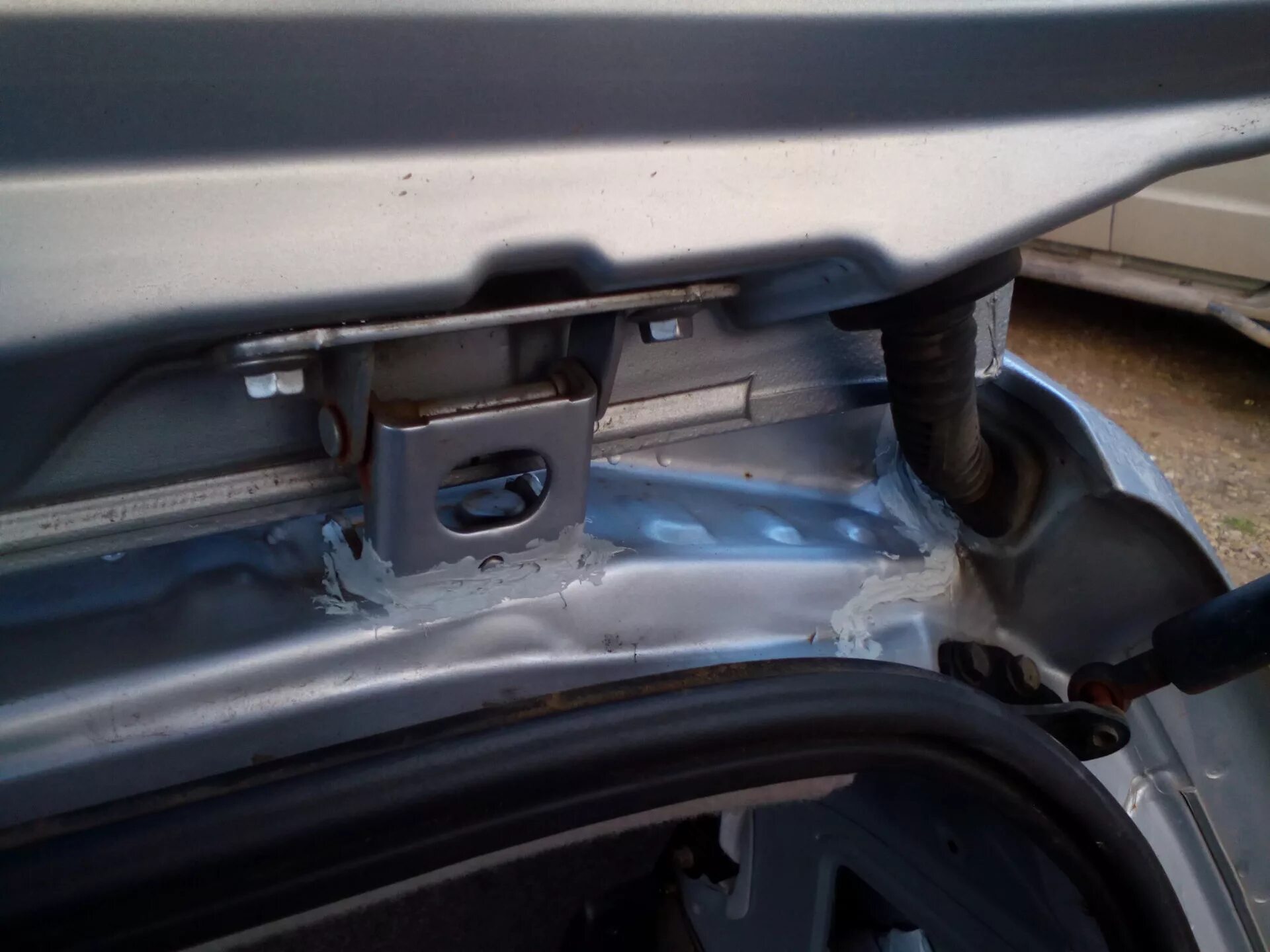 Разъедает задний. Разъедает задний. Причина протекания багажника хонда цивик 2001 год. Разъедает задний. Разъедает задний.