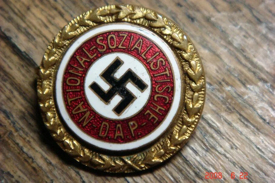 Золотой партийный знак НСДАП. Значок вермахта. Нагрудные знаки вермахта. Партийные значки вермахта.