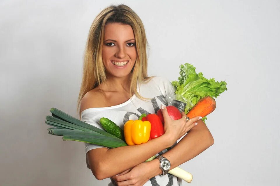 Девушка с овощами. Овощи в руках. Девушка держит в руке овощ. Девушка красивая с овощем в руках.