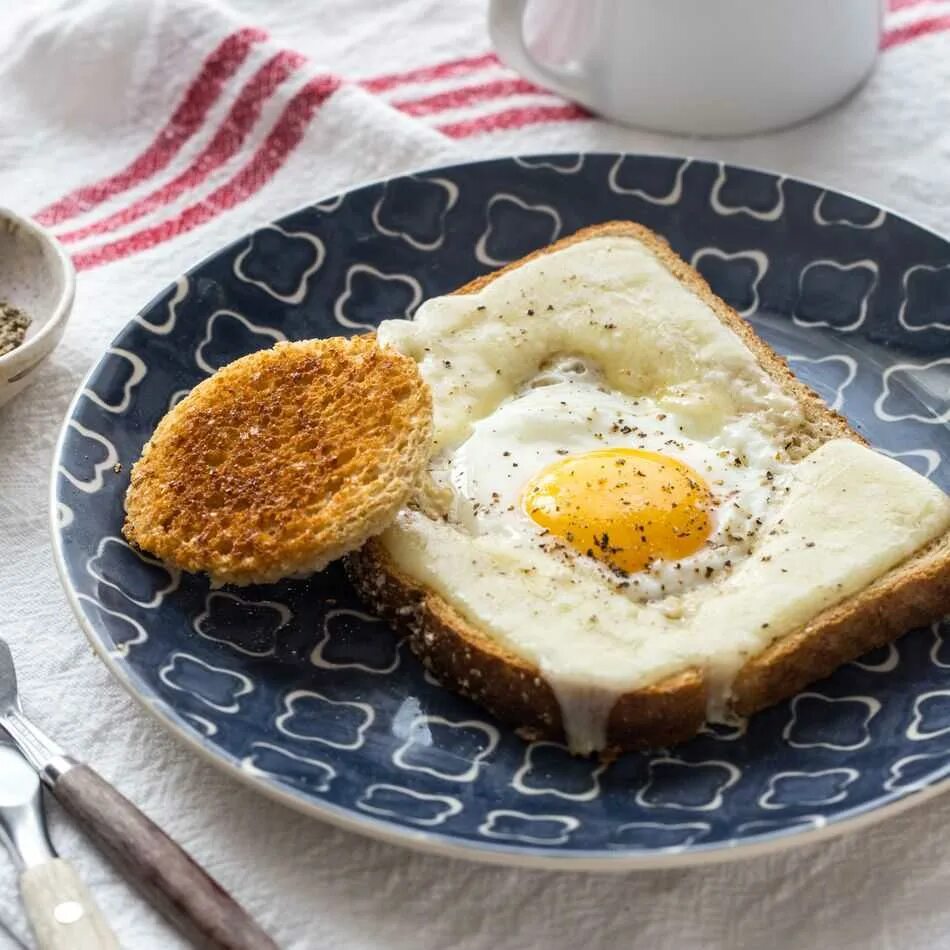 Видео как приготовить вкусный завтрак. Завтрак с яйцом. Оригинальный завтрак из яиц. Яичница для завтрака. Яичница в корзинке.