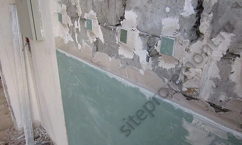 Выравнивание стен гипсокартоном на клей. Выравнивание поверхности гипсокартоном. выравнивание кривых стен гипсокартоном. выравнивание стен гипсокартоном без каркаса. выравнивание стен гкл.