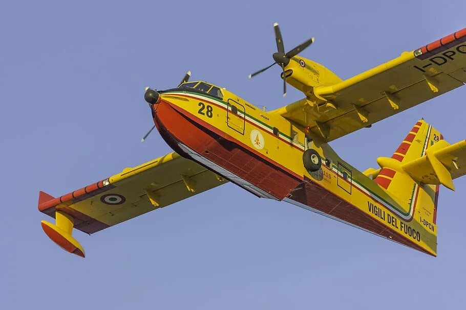 В каком году появились пожарные самолеты. Canadair CL-415. CL 415 гидросамолёт. Гидросамолет «Бомбардье-415». Самолёт-амфибия CL-415.