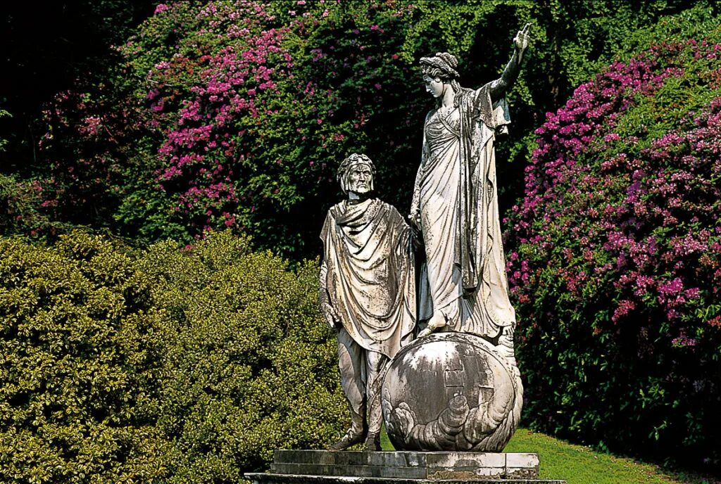 Церковь данте. Могила Беатриче Портинари. Скульптура Данте и Беатриче. Статуя Данте во Флоренции. Беатриче статуя.