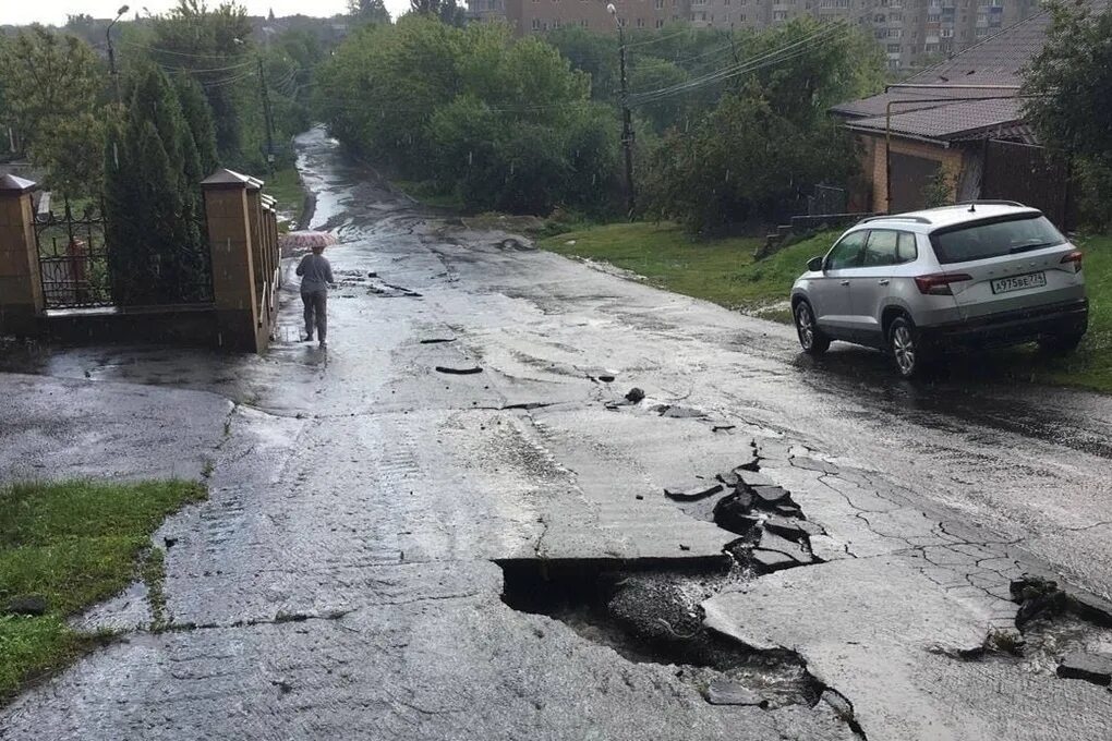 После не так давно прошедшего дождя. Дождь размывает асфальт. Град в Губкине сегодня. Губкина сегодня после дождя. Ливень 2003 года в Старом Осколе.