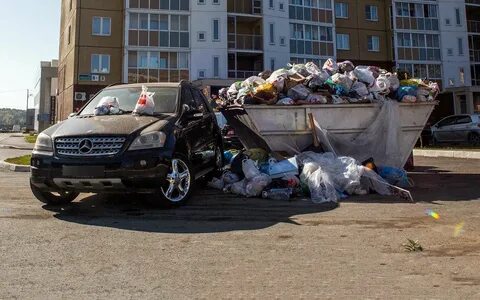 Возле мусорного бака