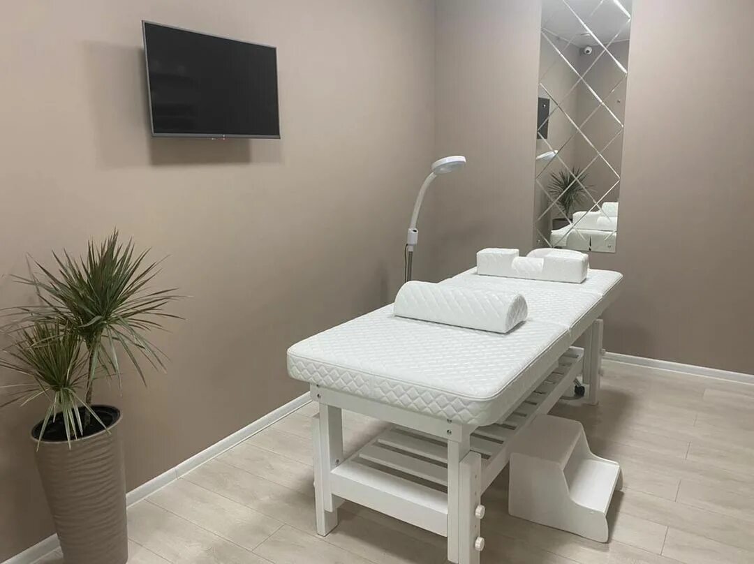 лампа на кушетку для наращивания ресниц. студия кушетка. студия кушетка. косметологические кушетки для спа салона интерьер. кушетка для электроэпиляции.