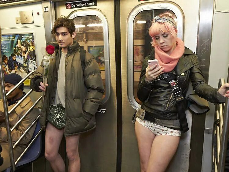 No Pants Subway Ride Москва. Нью Йорк метро без штанов. No Pants Subway Ride Москва метро.