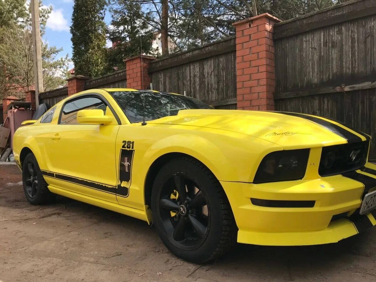 Ford mustang 3. Ford mustang красный с золотыми полосами. Mustang 5 рестайлинг. 7. Ford mustang gt 2001 красный.