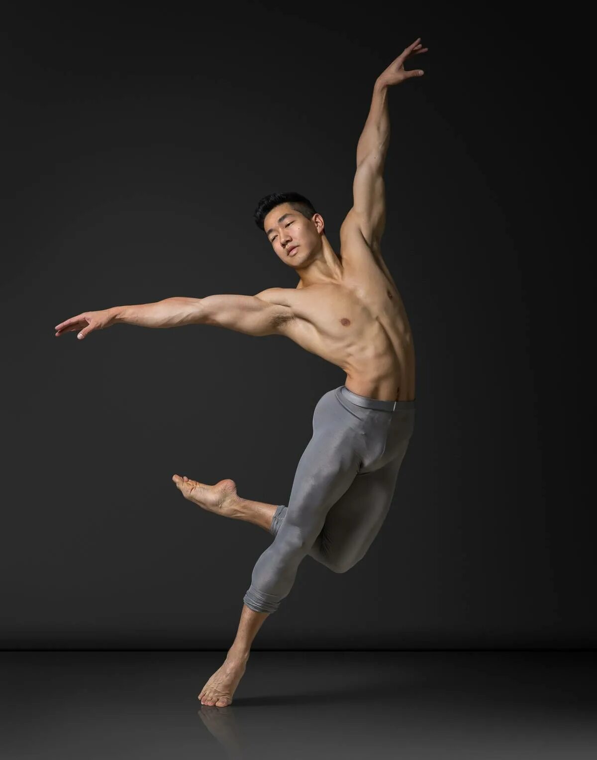 Ходьба с высоким подниманием бедра. Схематичное изображение человечка. Движение поднимает человека. Внутрпнние пежпеберные сышцы. Сигнал поворота налево велосипедиста.