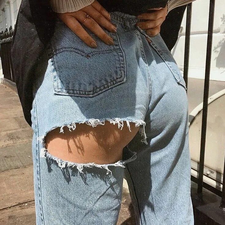 Шорты женские. Рваные колготки с шортами. Девушка в шортах. Сестра пошла в лес и порвала шорты. Рваные шорты.