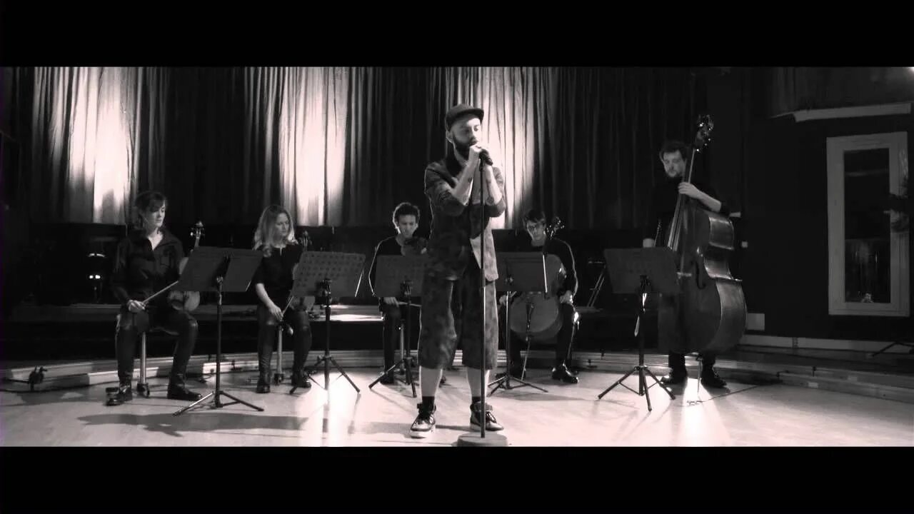 Woodkid i love you клип. Woodkid i love you клип. Woodkid i love you 2013. Мужчина из клипа i love you woodkid. Woodkid iron.