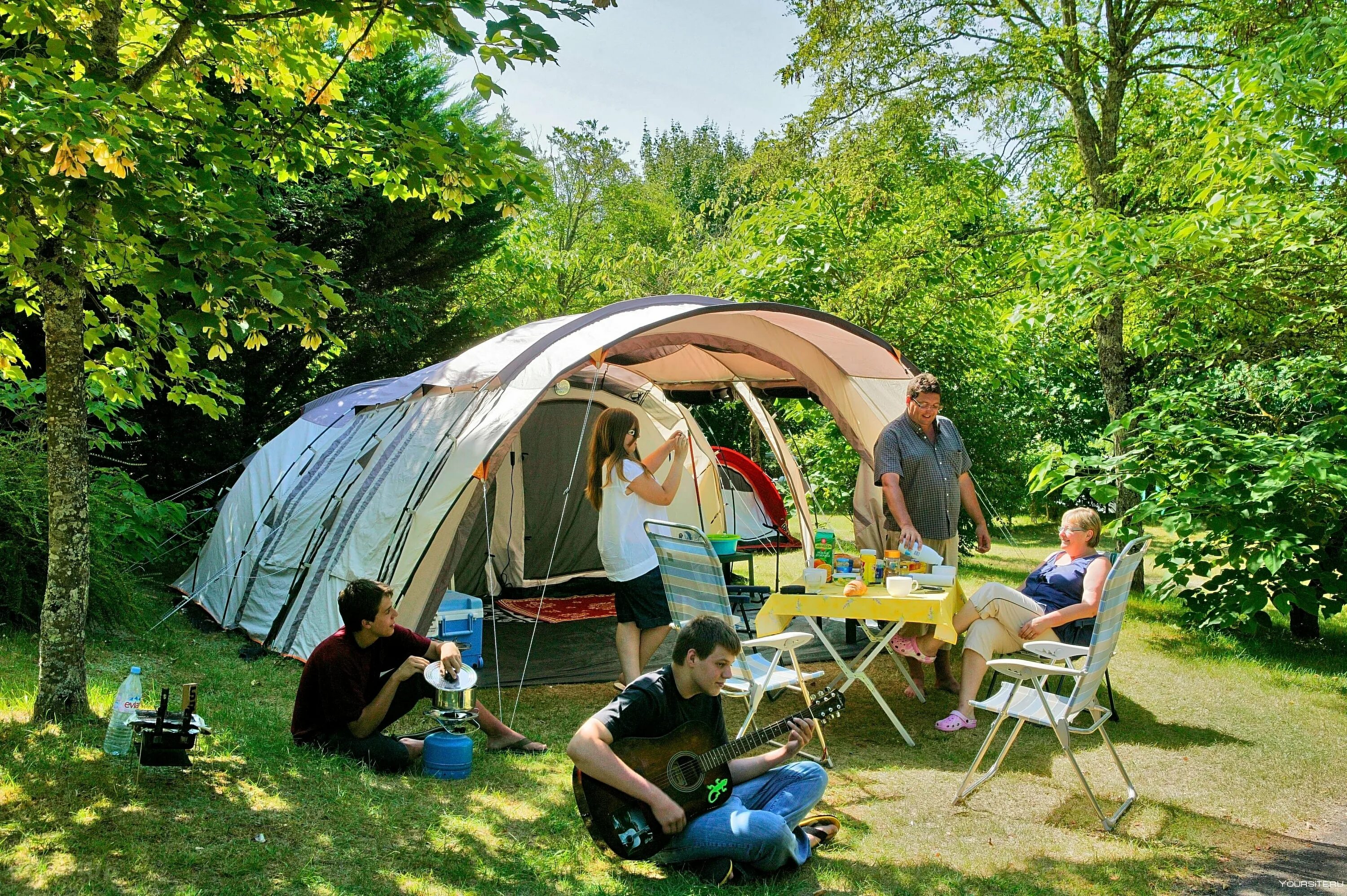 Camping music. Кемпинг. Выезд на природу с палатками. Кемпинг с семьей. Семья в палатке.