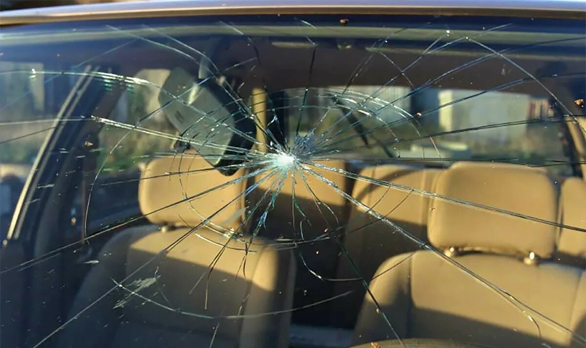 Камень в лобовое стекло. Треснутое лобовое стекло. Трещина на лобовом стекле. Ветровые стекла автомобиля.