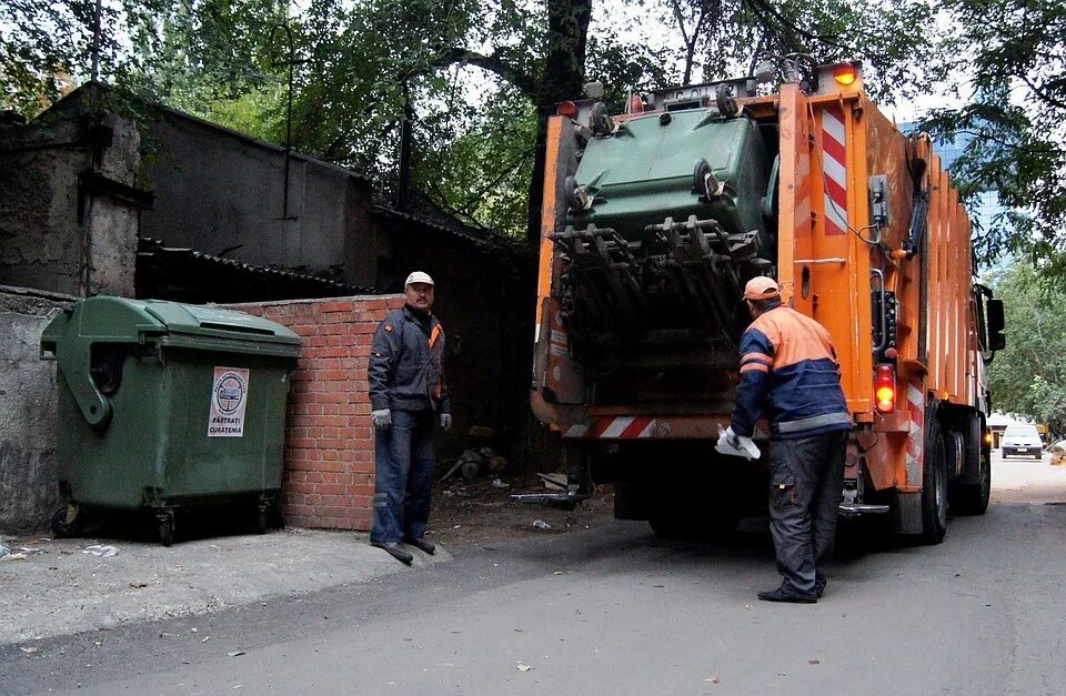 Водитель мусоровоза. Вывоз мусора в МКД. Садрин вывоз мусора. Мусоровоз Бельцы. Мусоровозы г. Бельцы.