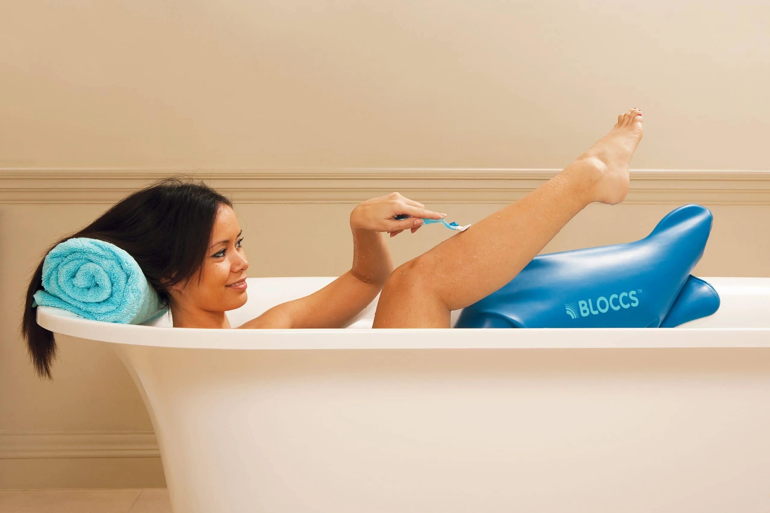Ноги в ванной. Приспособление для ног в ванне. Ножки девушки в ванной. Когда можно купаться после операции