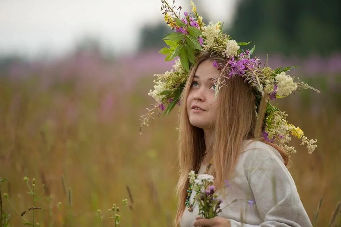 Славянские девушки. Девушка в венке. Славяне девушки. Славянский венок на голову.