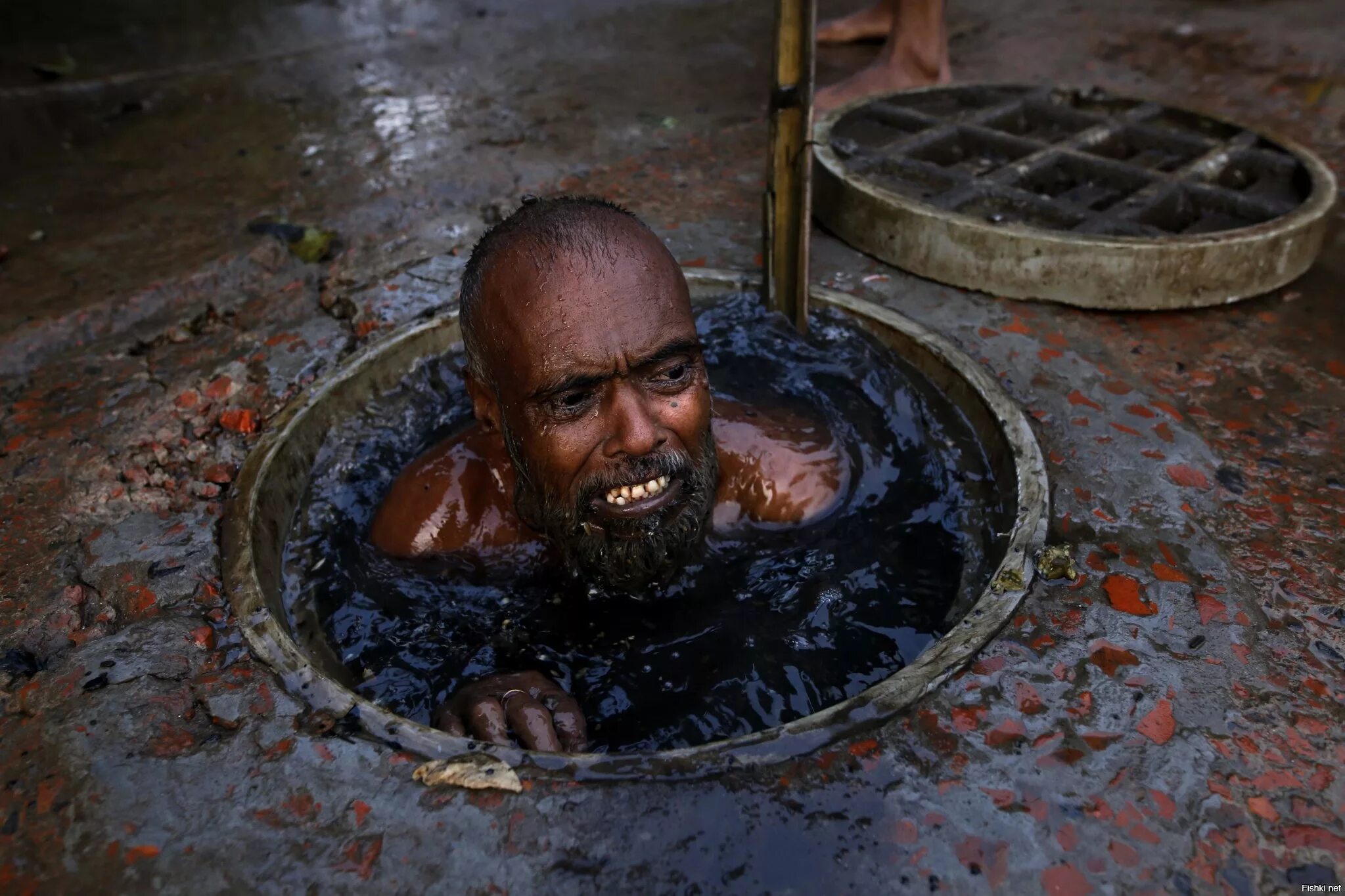 Грязный лари. Чистильщик канализации в индии. Минин михаил викторович киров. Чистильщик канализации в бангладеш. Грязный лари.