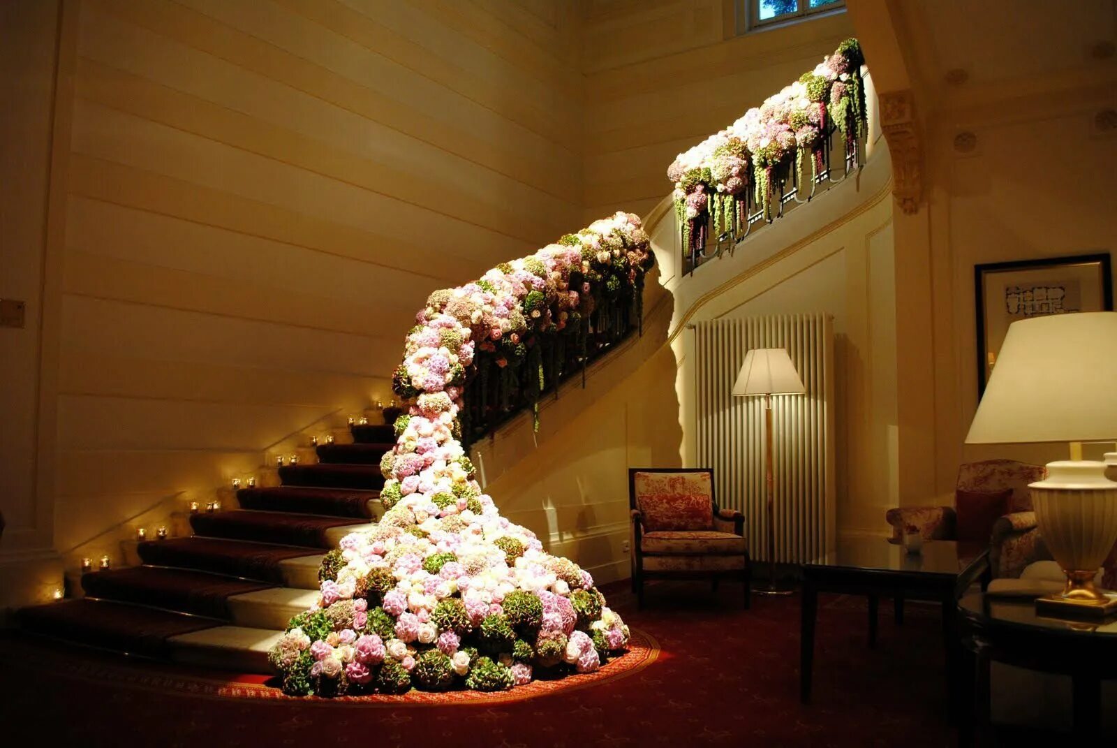 Украшенная галерея. Грейнджер Холл особняк лестница. Украшение лестницы. Украшение цветами. Украшение перил на свадьбу.