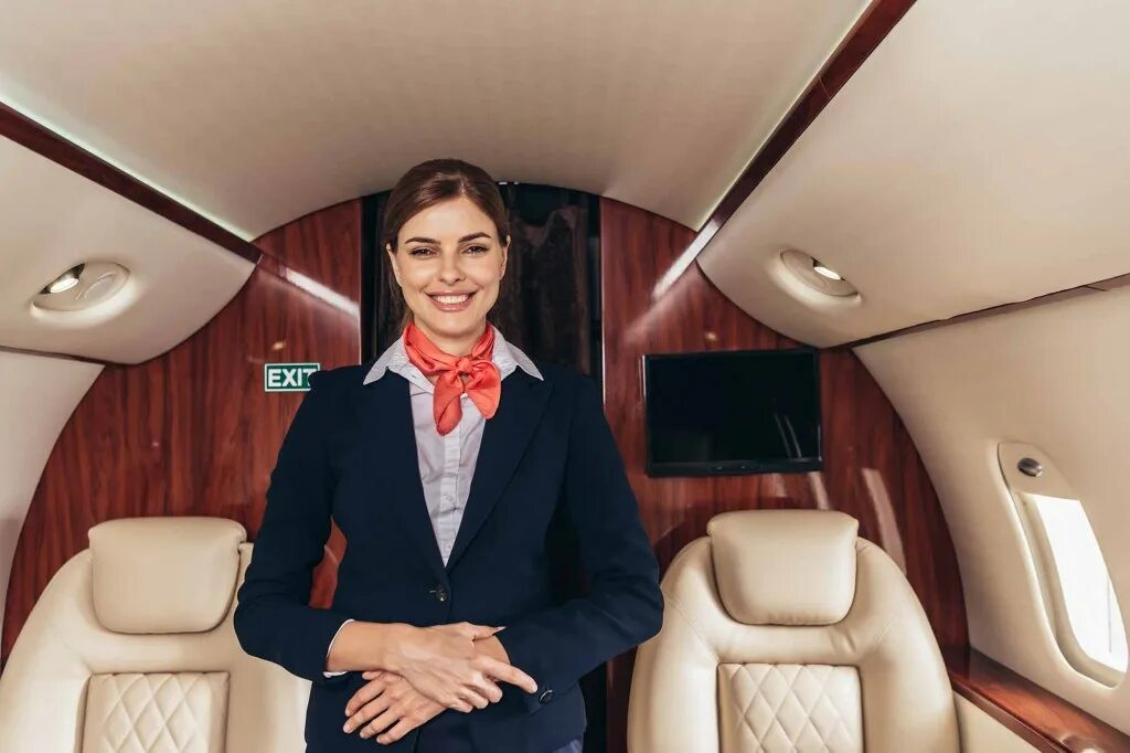 Стюардессы катар эйрлайнс. Air astana стюардессы. Бетт нэш стюардесса. Стюардесса на трапе. Стюардессы частных самолетов.