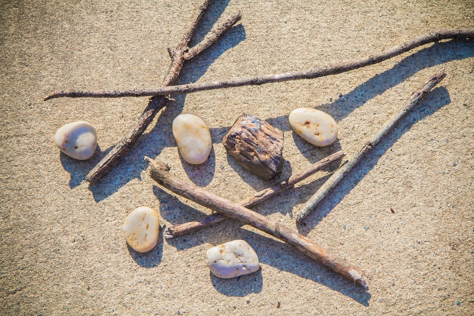 Неолитическая мотыга. Топор из камня и палки. Бедрок камень. Палочки и камни. Курительная трубка чиллум.