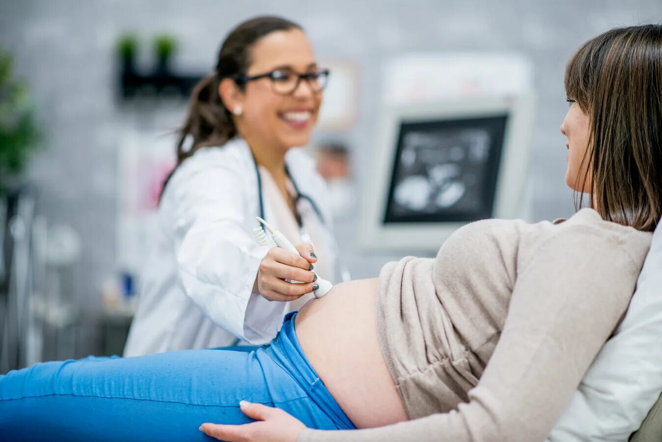 Does she is a doctor. Состояние беременной. Беременная женщина медицина. Здоровье беременной женщины. Акушерство и гинекология.