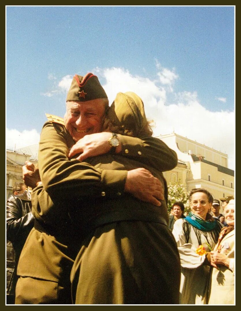 Мужчина вернулся с войны. Встреча солдата. Встреча солдата с войны. День Победы солдаты. Встреча солдат с фронта.