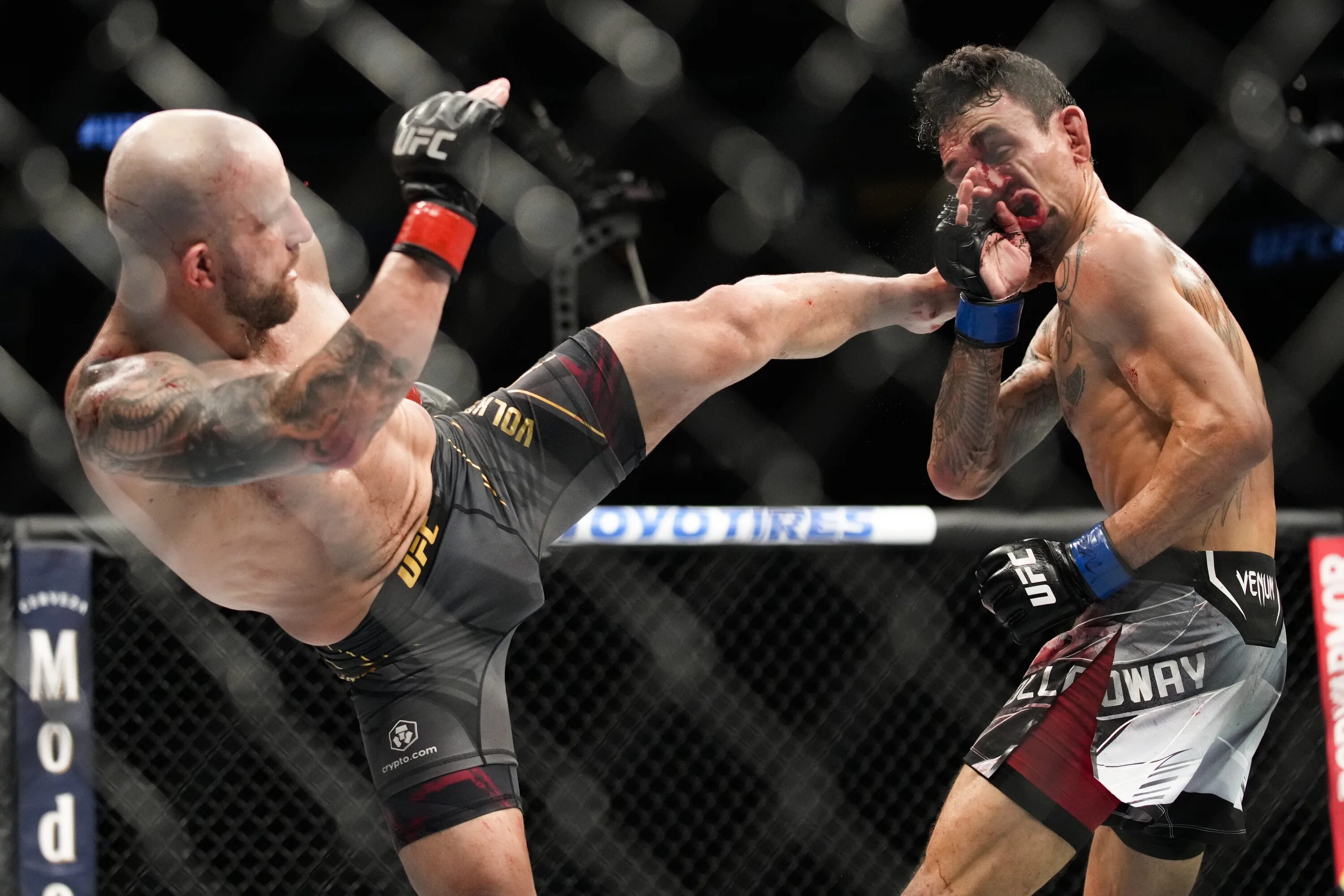 Юфс видео. Волкановски ufc. волкановски холловей 3. alexander volkanovski max holloway. александр волкановский юфс.