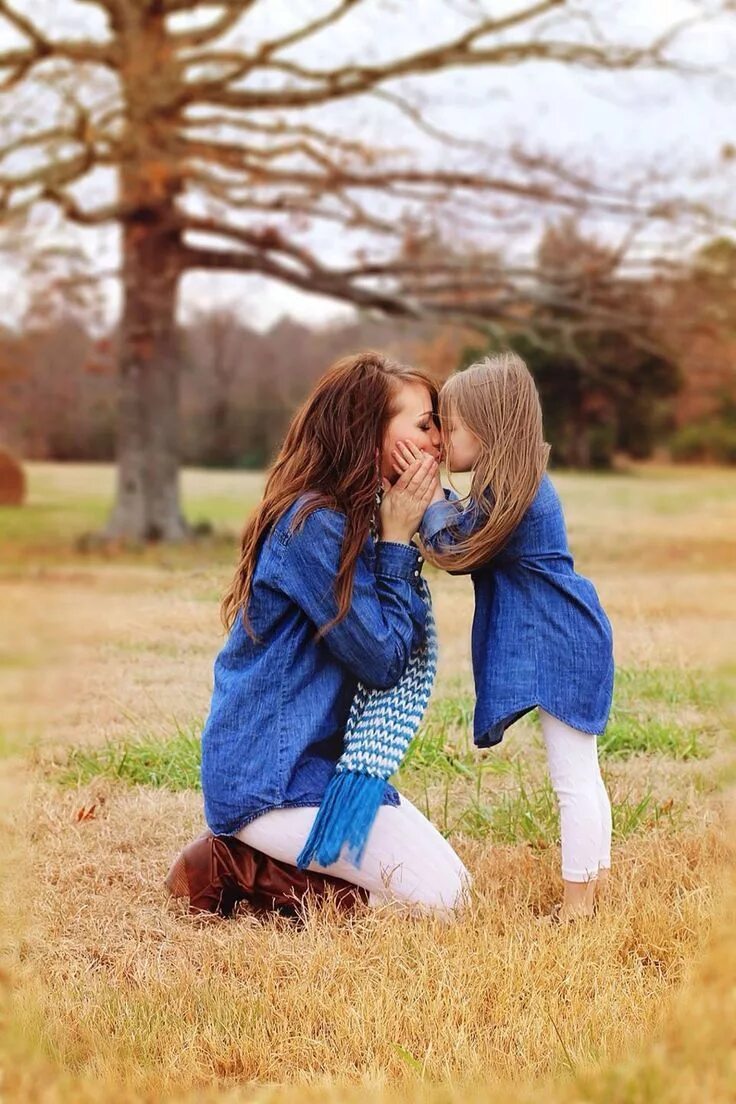 Moms girl lesbian. Мама и дочка. Фотосессия мама и дочка на природе. Фотосессия мать и дочь. Красивая поза для ребенка.