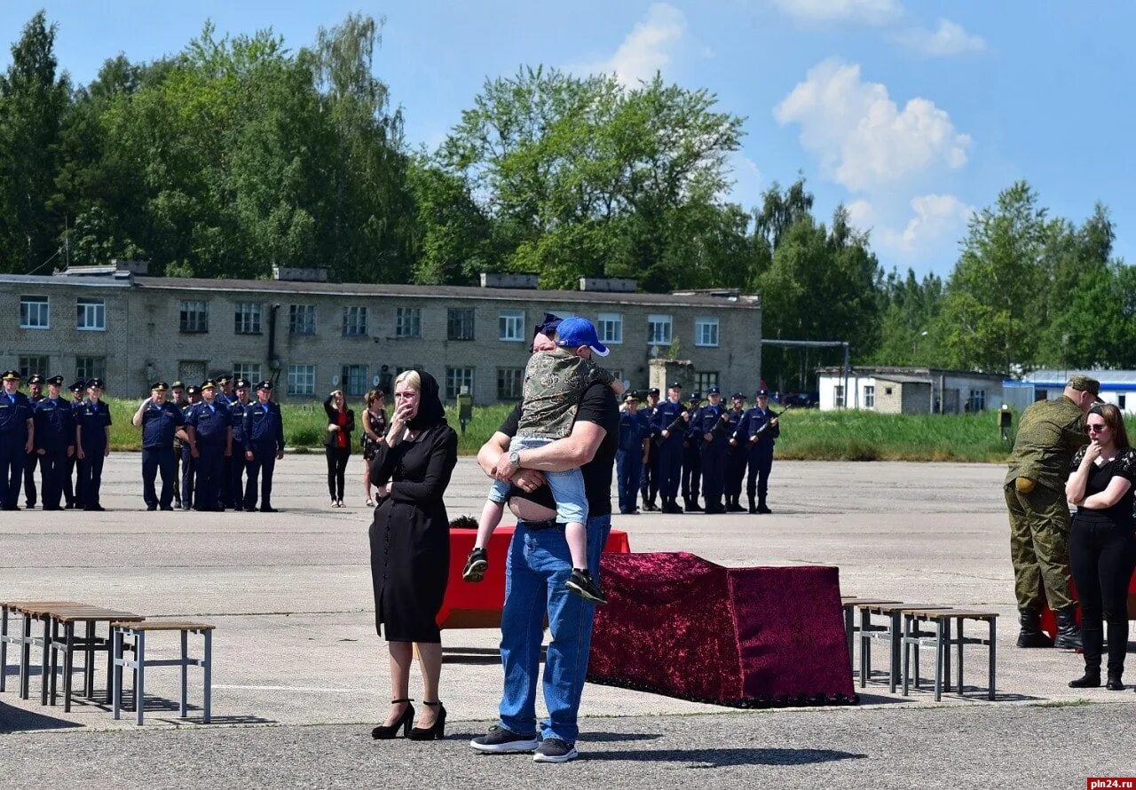 Прощание в твери с экипажем ил. Город остров Псковская область воинская часть. Аэродром остров Псковская область. Прощание с летчиками Иваново. . Прощание с военнослужащими Брянск.