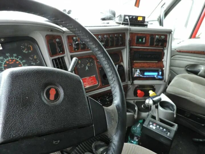 Купить т 2000. Kenworth t2000 кабина. Тягач Кенворт т2000 салон. Кентворд т 2000 салон. Кенворт т 2000 под тонаром.