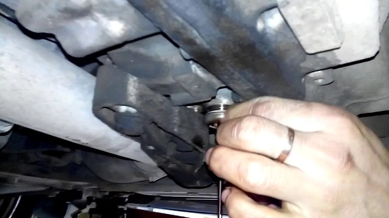 Смазка подшипника вала триммера штиль. Замена тормозных колодок хендай солярис. Втулка стабилизатора нубира задняя. Нижний шаровый на матиз. Машинка автомат самсунг меняем подшипник.