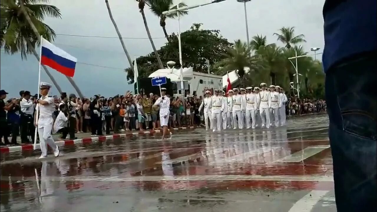 Видео парад в тайланде. Русские моряки маршируют в Тайланде. Марш русских моряков в Тайланде под прощание. Марш моряков в Таиланде. Моряки на параде в Тайланде под прощание славянки.