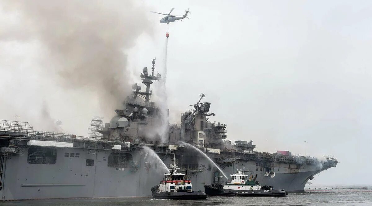 Какой корабль атаковали. Пожар в ВМС США USS Bonhomme Richard. Пожар на корабле ВМС США Bonhomme Richard. Пожар на корабле ВМС США В Сан Диего.