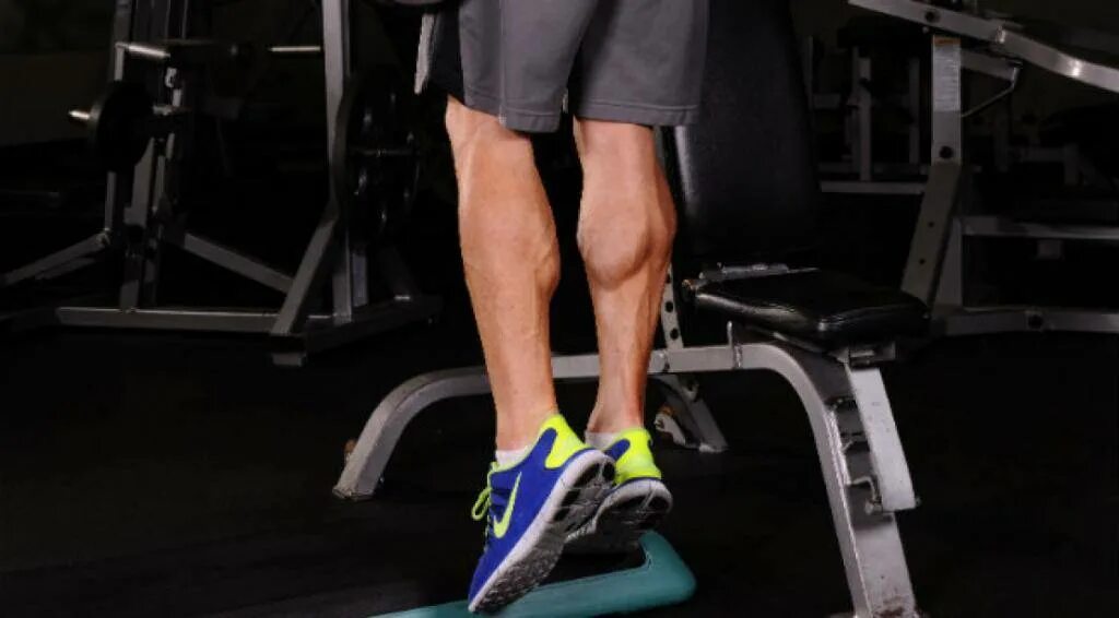 Сильные и быстрые ноги. Тренажер для мышц голени (Tibia Dorsi flexion). Упражнения на икроножные мышцы в тренажерном зале. Подъем на носки. Упражнения на икры ног.