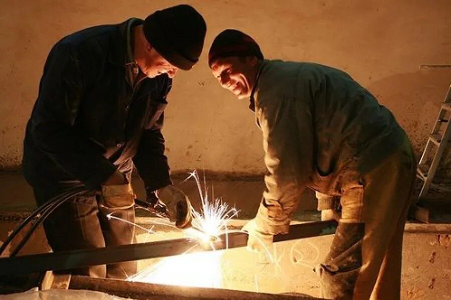 Тяжелый физический труд. Грубый труд. Грубый труд. Сзади за волосы. Нарушения по охране труда.