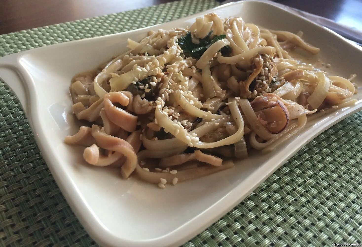Лапша с колбасой рецепт. Пельмени с морепродуктами. пельмени с макаронами. пельмени с лапшой. макароны с ливерной колбасой.