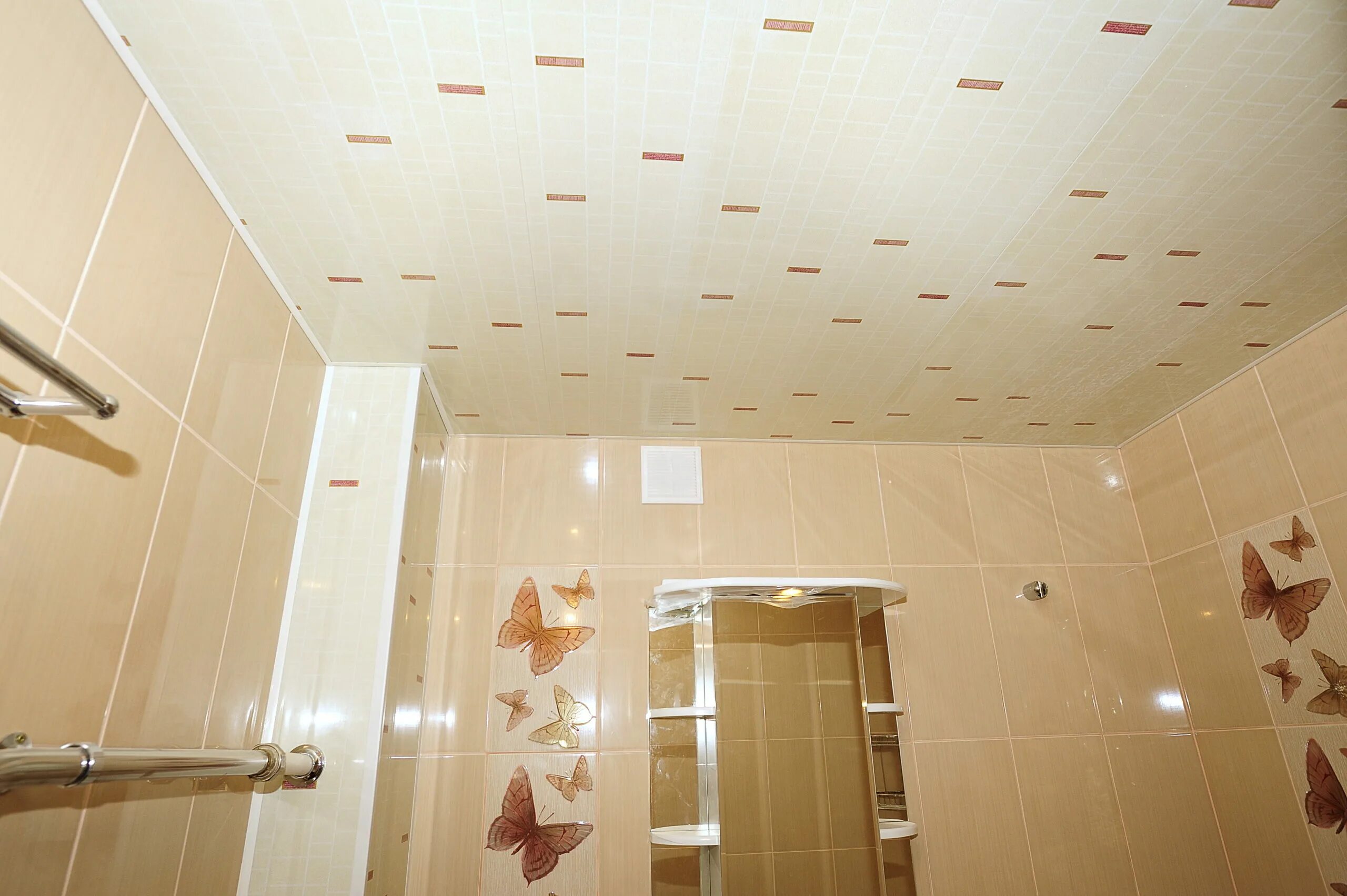 Пластиковый потолок в ванную. Пластиковый потолок в ванной. Пластиковый потолок в ванной комнате. Потолок в ванной из пластиковых панелей. Как сделать потолок в ванной из панелей