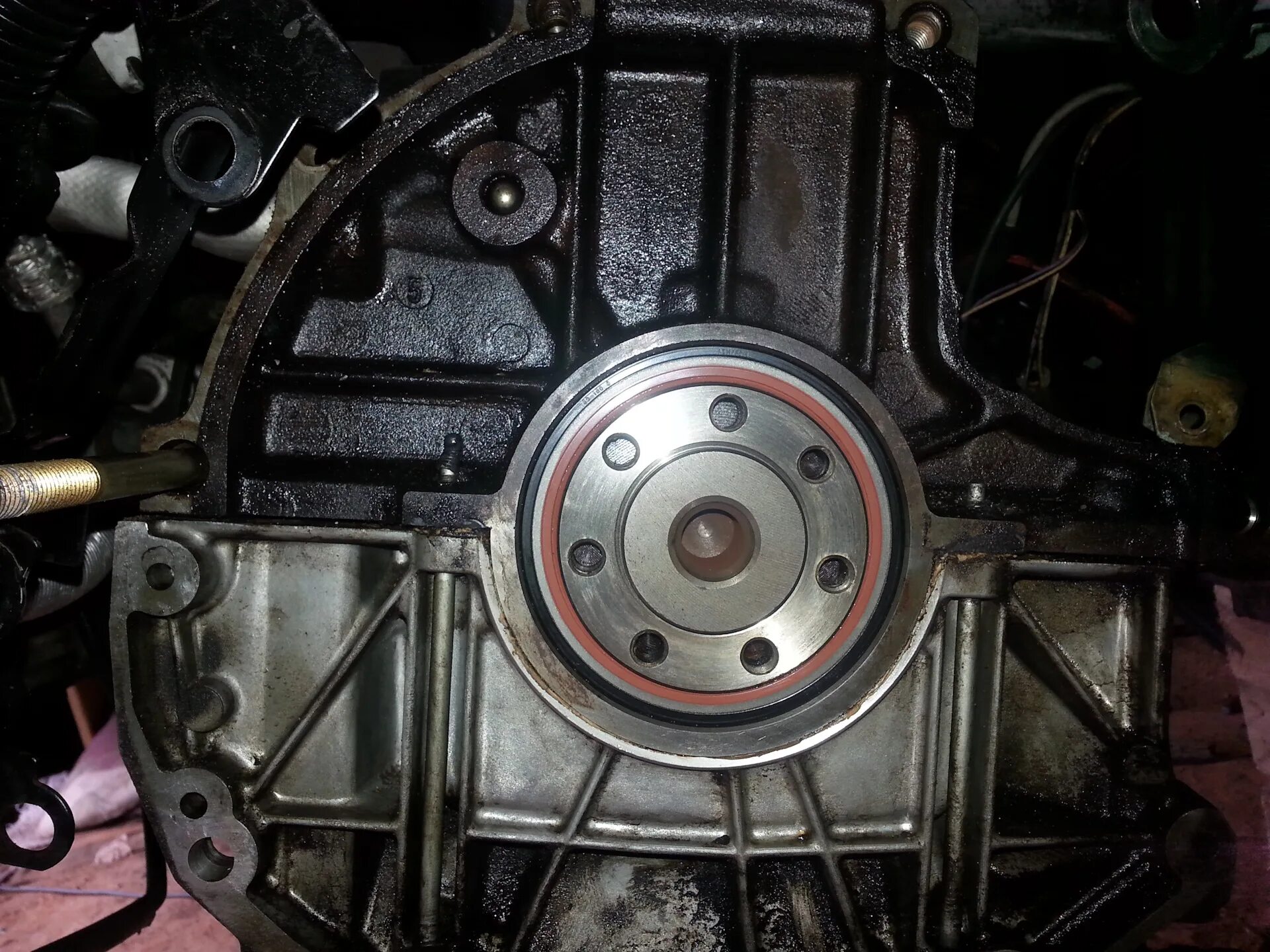 Сальник коленвала двигателя тойота 4е. 4. Сальник коленвала сузуки сх4. Где стоит сальник коленвала. Сальник коленвала ваз 2109 задний.