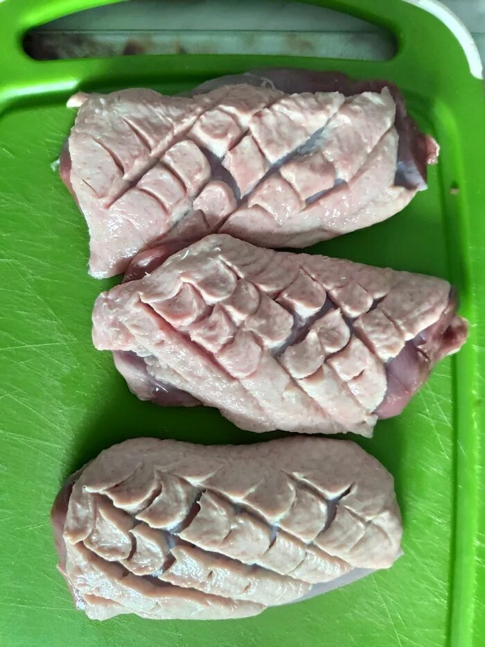Грудка с кожей рецепт. Грудка с кожей рецепт. Куриная грудка заболевание. Куриная грудка сырая. Филе утиной грудки с кожей рецепты.