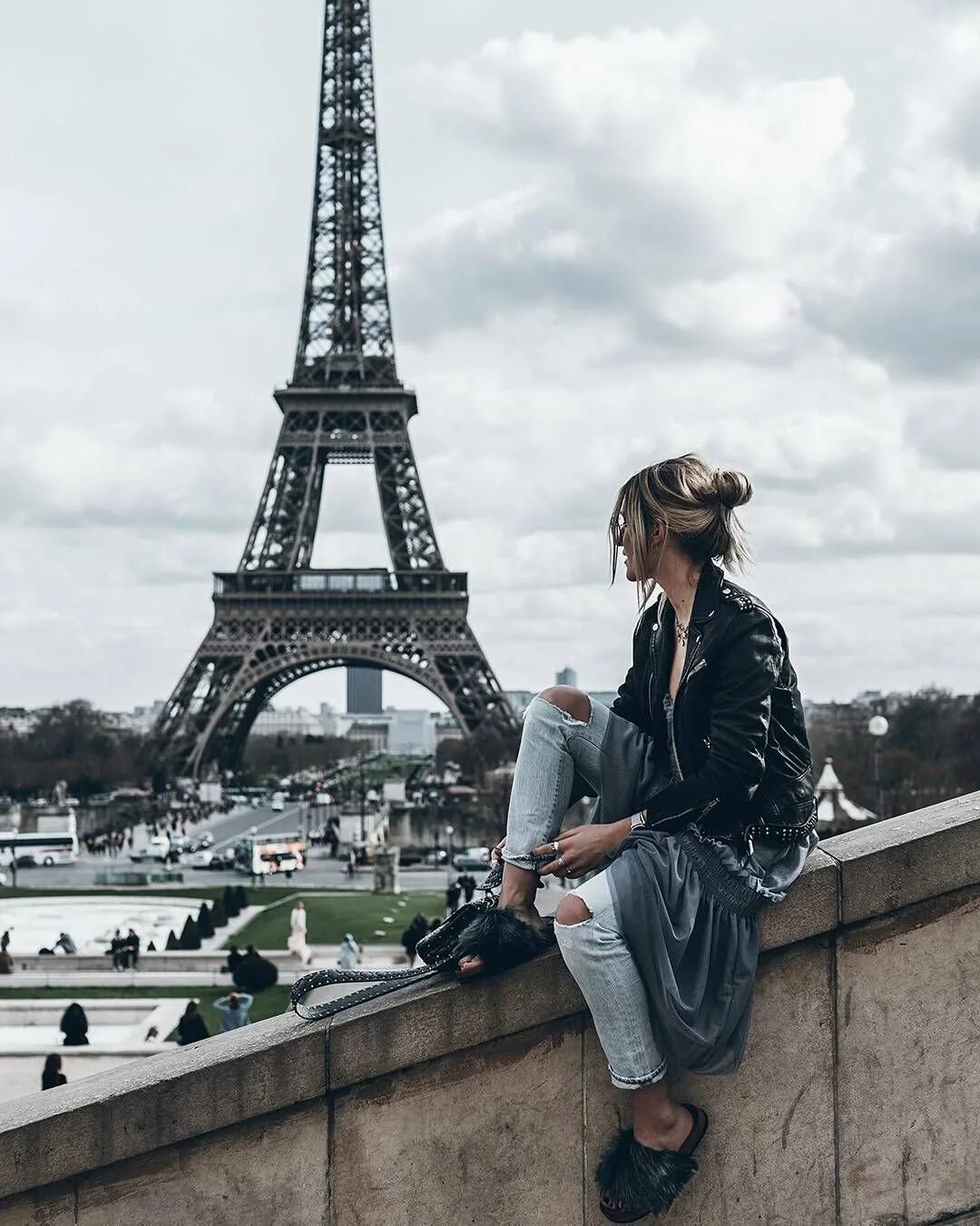 Фотосессия в париже. Эйфелева башня в Париже. Фон Парижа с эльфивой башней. Париж на фоне эльфовой башни. Эйфелева башня в Париже Инстаграмм.