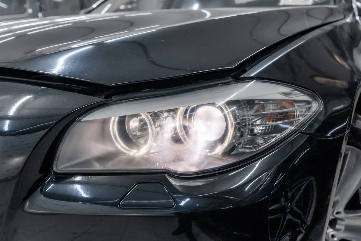 Bi led bmw. BMW f10 led фары. Led фары на БМВ f10. BMW f10 Headlights. Фара БМВ ф10 Рестайлинг.